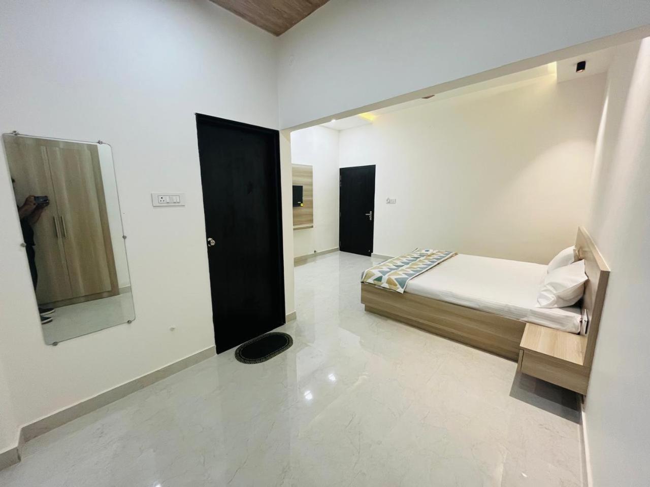 Log Inn Banaras Varanasi Exteriör bild